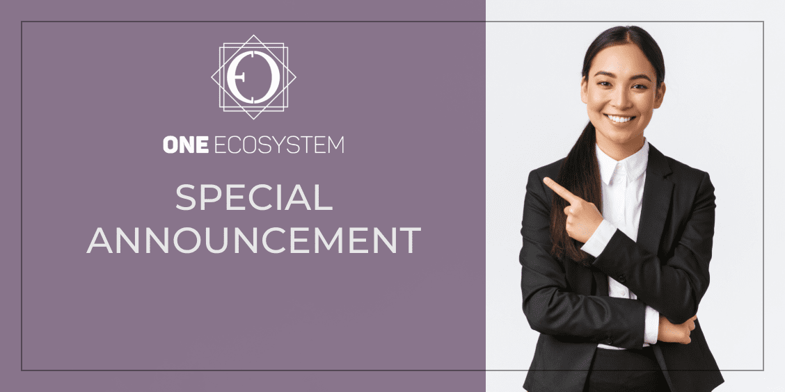 양복을 입은 여성이 보라색과 흰색 배경에 'One Ecosystem' 로고 옆에 'Special Announcement'라는 문구가 적힌 지역을 가리키며 큰 꿈의 정신을 구현하고 있다.